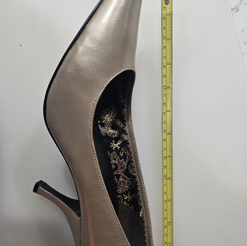 Pumps - Picture 2 of 3